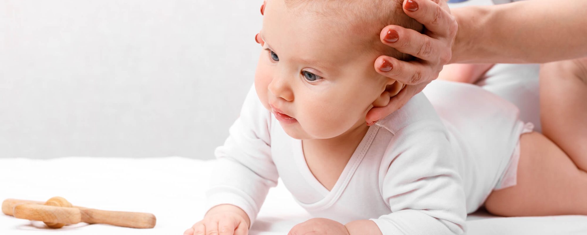 Littlebabyreceivingosteopathictreatmentofheadandneck